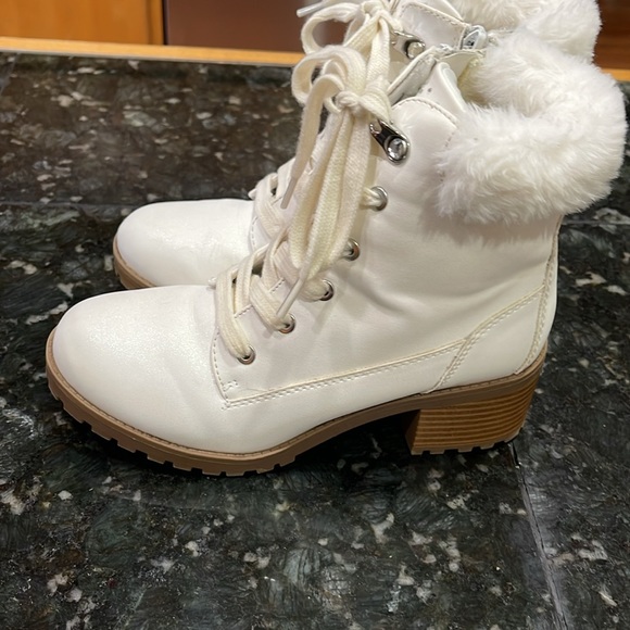 Girls  Size 3 Bryn  Mia Girl  creamy white boots Fur Top Sparkly tongue - Picture 3 of 7
